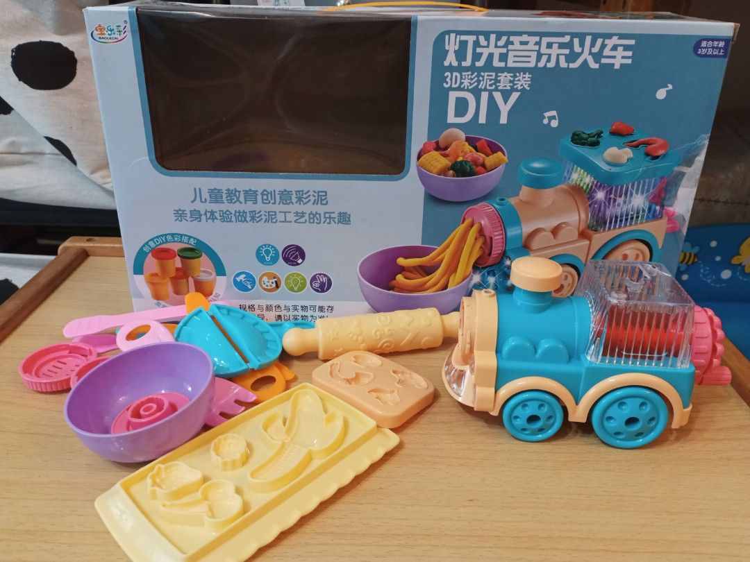 由 hana57071200897 (刊登 ID 1370249454，圖片 1) 提交，位於 台北市 (Taipei) 的 燈光音樂火車,&DIY黏土 模具組 (類別：嬰兒玩具)，說明：如圖 有盒 不附上使用過的黏土 衛生問題。
