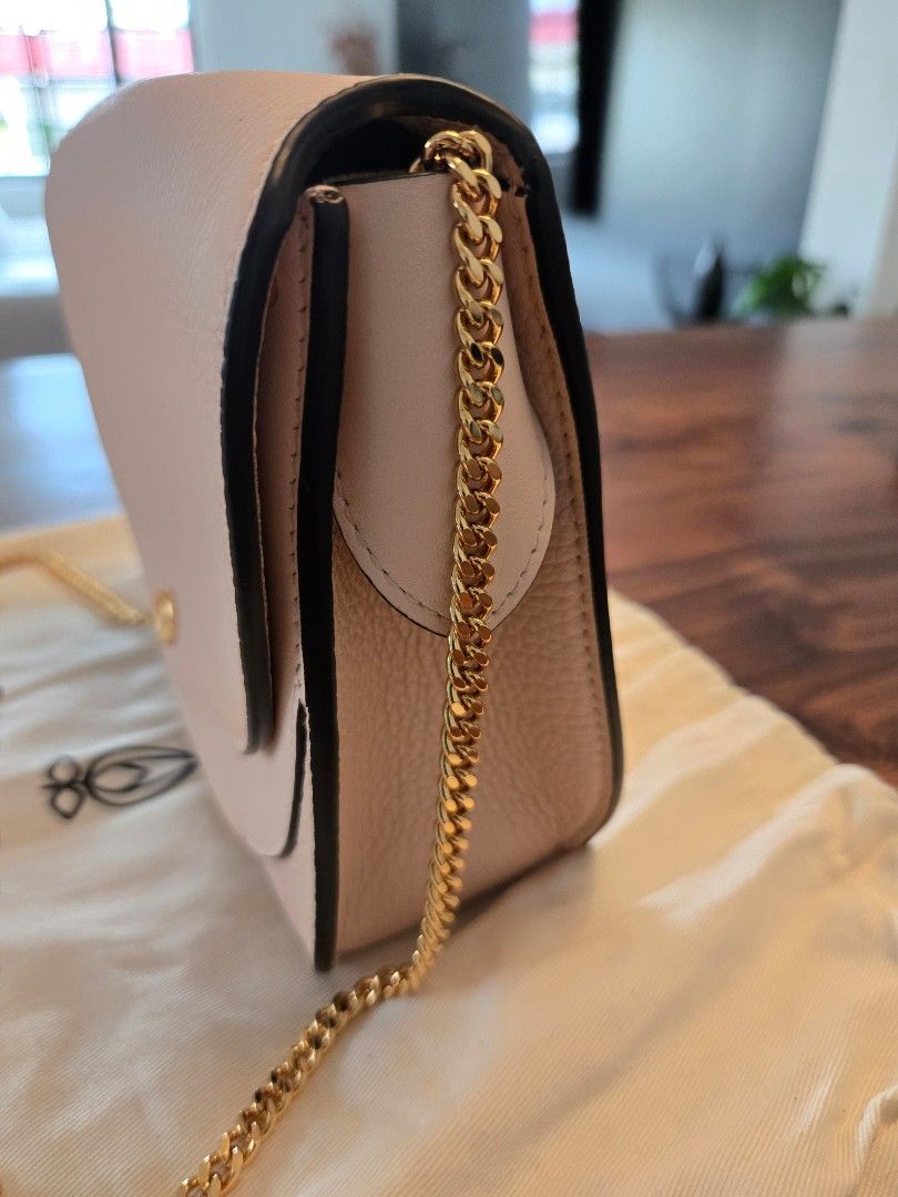 FLEURON SABLE (Category: Cross-body Bags) located in Singapore. Submitted by suluxury (Listing ID 1370396028, Image 3). Description: Fleuron is a mid range luxury bag from Paris, now a hit as a well made luxury brand. Bought the bag direct from their online website. Only used the bag twice as I have many bags. Condition is excellent. Price is non-nego to avoid hassling back and forth and this is the price comfortable for me. Link here for referen