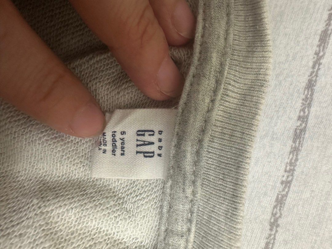 由 abbie0122 (刊登 ID 1370323171，圖片 2) 提交，位於 新北市 (New Taipei) 的 GAP小童灰色上衣80-100cm (類別：嬰兒及兒童流行時尚)，說明：無污漬破損，當初900多購入，穿起來很有質感很舒服，80便宜售出。80-100cm都能穿。。