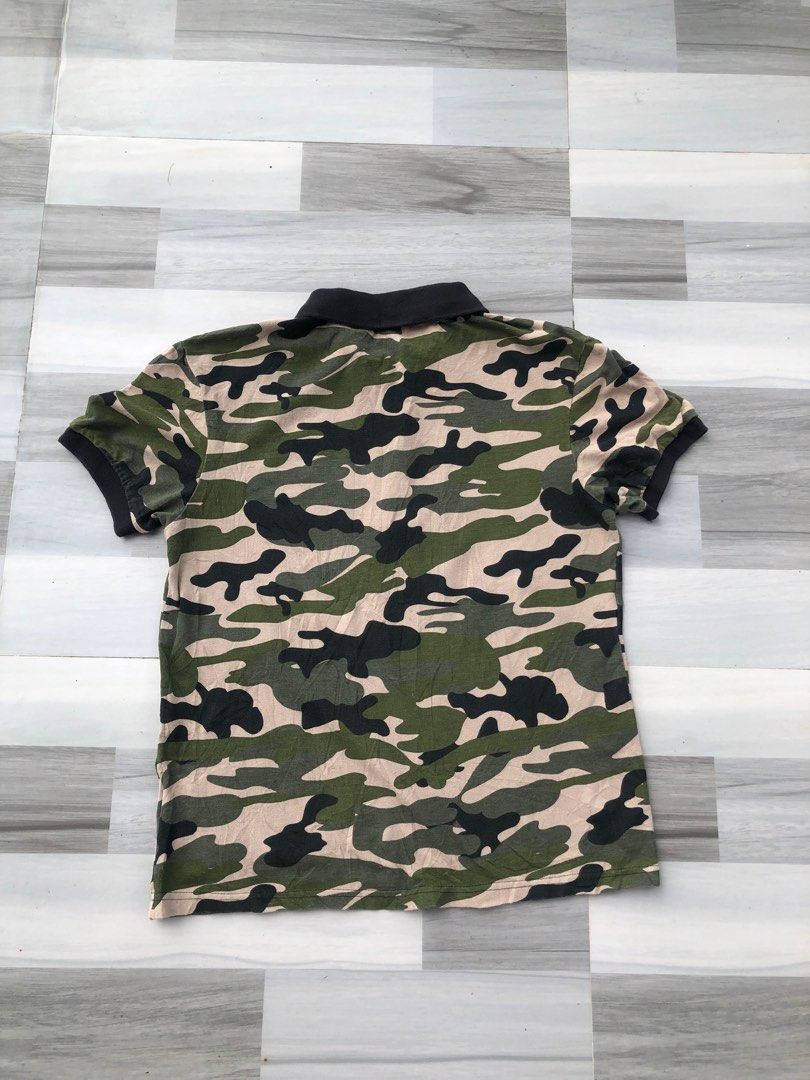 Guess Camouflage Half Zip Polo Shirt (Category: Tshirts & Polo Shirts ) located in Bacoor. Submitted by janjan024 (Listing ID 1370302000, Image 3). Description: Guess Camouflage Half Zip Polo Shirt Big Logo ❓ Size Small on tag 19x 25 Prestine Condition 800 only 🫶🏻.