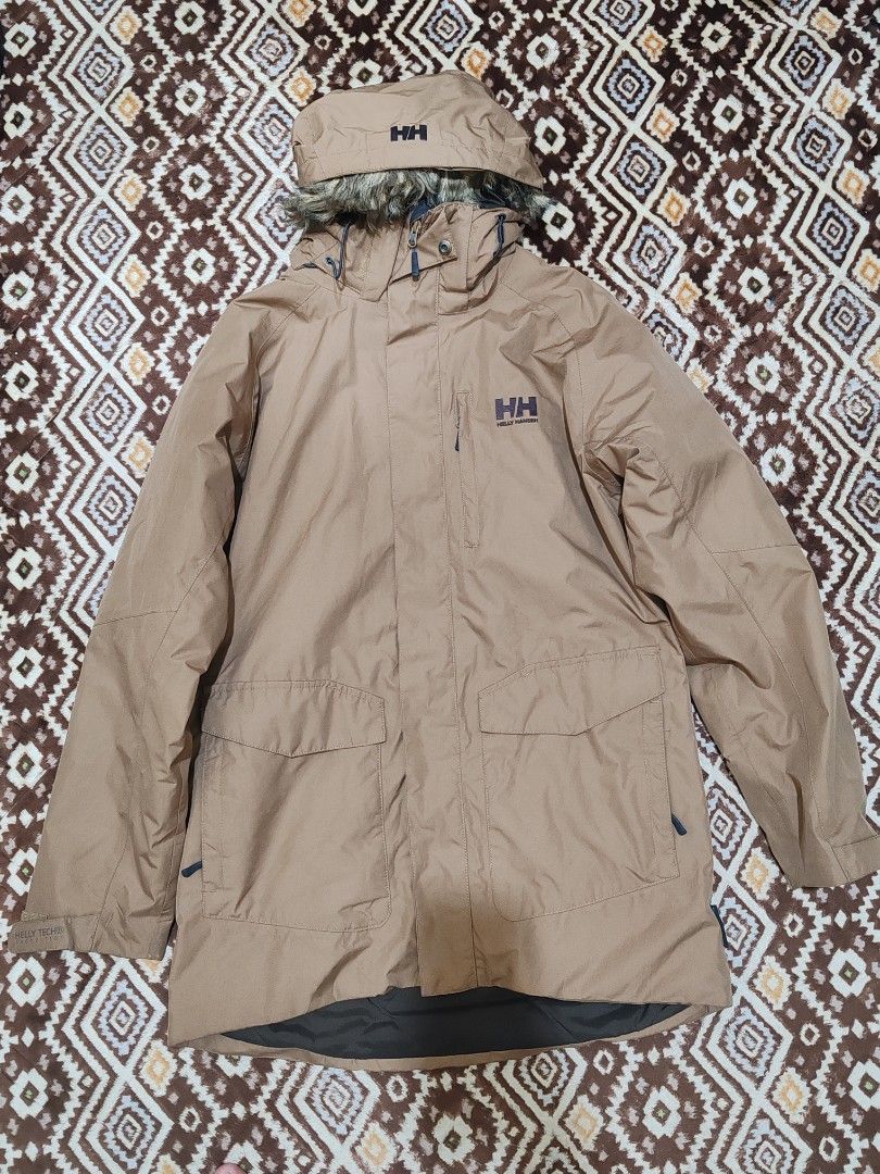 Helly Hansen (Category: Coats, Jackets and Outerwear) located in Sandakan. Submitted by risalabdrahim (Listing ID 1370405299, Image 1). Description: Jacket Parka Helly Hansen, Pit 22.5, Labuh 31, Jualan tutup mata, Condition 9/10.