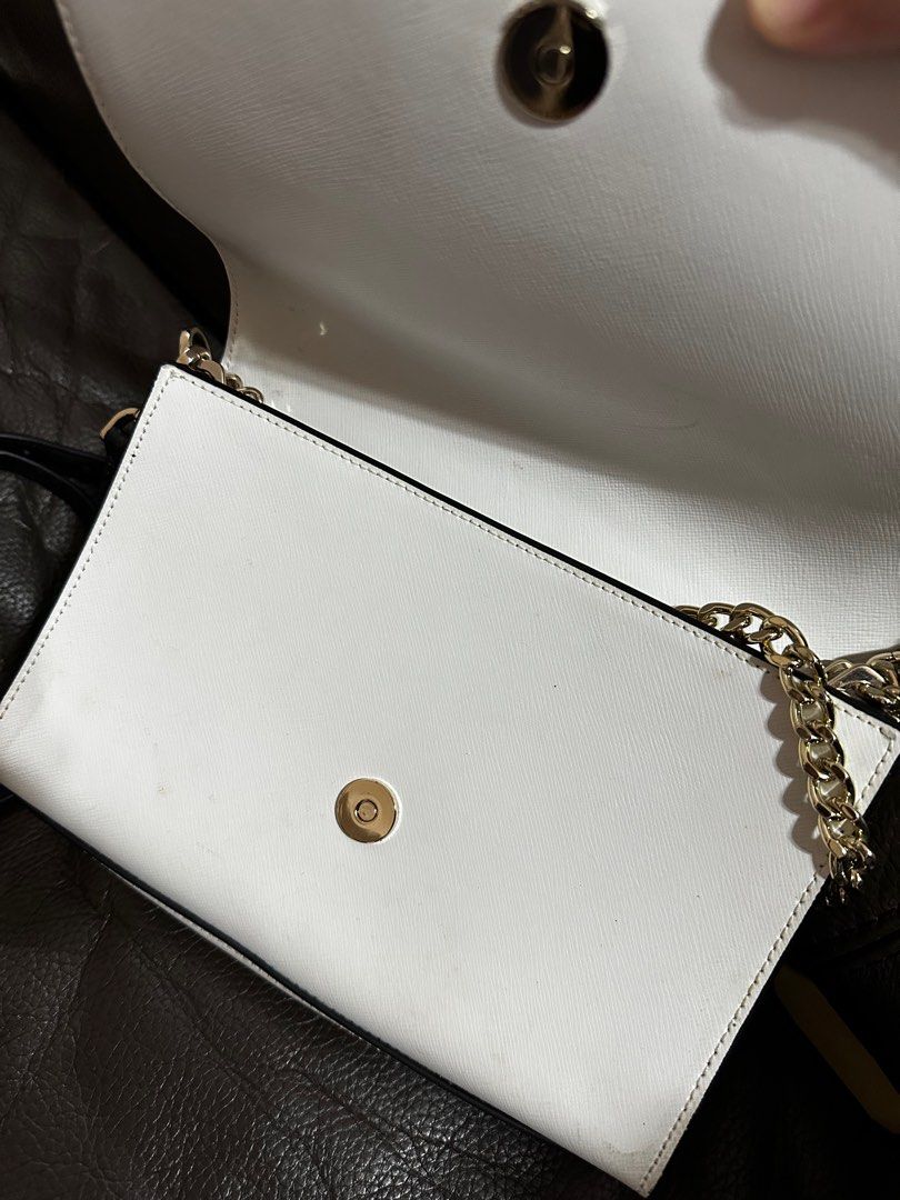 Kate Spade Carson Convertible Crossbody bag (Category: Luxury Bags & Wallets) located in Quezon City. Submitted by camille96 (Listing ID 1370268572, Image 3). Description: It's made of saffiano leather. It can be used as a sling bag, clutch, shoulder bag or crossbody bag. It has a magnetic snap flap closure and an exterior slip pocket. The interior has two-way spade jacquard lining with one slip pocket. Approximate dimensions: 6.87"h x 9.12"w x 2