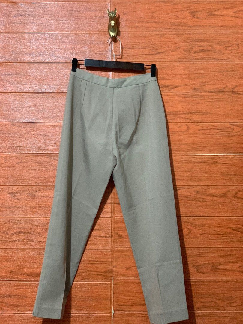 Loose Straight Style Pants For Womens (Category: Other Bottoms) located in Quezon City. Submitted by ambroseeeeee (Listing ID 1370251350, Image 2). Description: 📌 Size: Waist 27 / Length 36 📌 Condition: 9/10 Lightly Used 📍 Bagong Pagasa, Quezon City Landmark: SM North Edsa 🚚 Lalamove / J&T 💰 Gcash / BDO DM me for more info .