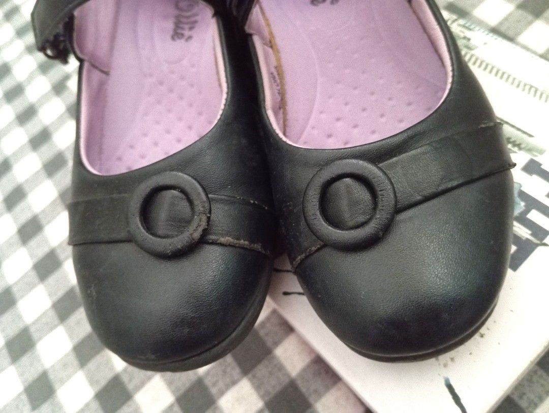 Ollie Leather School Shoes Memory Foam (Category: Babies & Kids Fashion) located in Manila. Submitted by mgsupplies (Listing ID 1370309787, Image 3). Description: Ollie Brand, Alora style size 12 based on the shoes Memory Foam insole, Real stitched outsole (these are based on the product description itself from Ollie). issue: there are obvious minor bakbak on the leather see picture. the velcro on the right shoe is not that sticky anymore. sellin