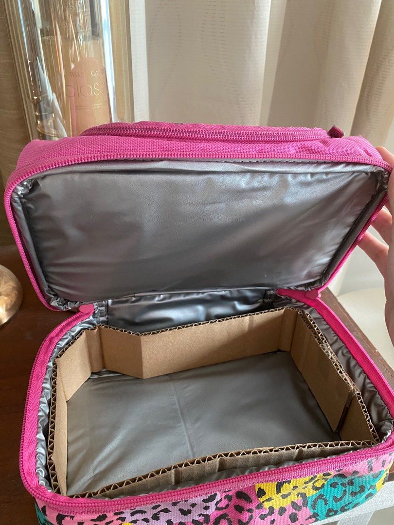 Smiggle Lunch Bag (Category: Food Organization & Storage) located in Pasig City. Submitted by kiplery (Listing ID 1370336732, Image 3). Description: pls message for more pictures Original Price: 1400 .