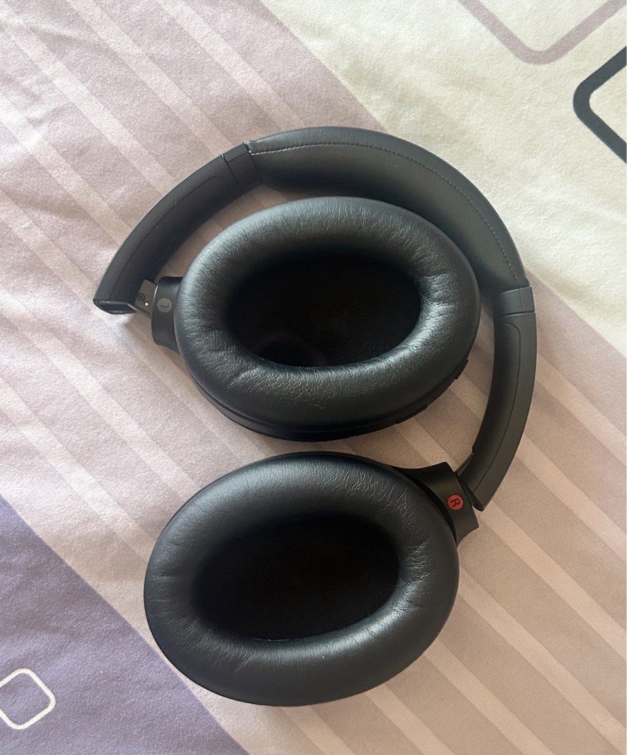 Sony WH-1000XM4 Wireless Headphones (Category: Headphones & Headsets) located in Paranaque City. Submitted by yoshi_eater (Listing ID 1370330412, Image 3). Description: Have only used this around 5 times at home just to try it out! Bought originally for 20k at the Sony store in MOA but the price is still negotiable 💖 Dm for more pics :3 .