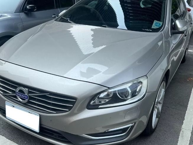 由 terashima381321 (刊登 ID 1370337004，圖片 1) 提交，位於 台中市 (Taichung) 的 Volvo V60 2014款 銀色 (類別：汽車出售)，說明：👀顏色：銀色 👀排氣量：2.0L 👀出廠：2014 👀行駛里程：13萬公里 👍最有公信力的認證 👍車況與認證表不符 , 退車並全額退費 👍車況及里程公開化 👍檢定報告 🧸因車價划算、車況認證，詢問人數多，請提前預約看車 🎀我也可為您尋車!告訴我您的需求與預算，讓我為您圓夢 ✅可分期 ✅可貸款✅車換車 🎀貸款配合/協助分期 ⚠️車商販售 非自售 請車行勿擾⚠️ 🉑全台北中南皆有服務據點 歡迎私訊預約賞車 🎊請提前私訊預約賞車 🎊請提前私訊預約賞車 🎊請提前私訊預約賞車+ 。