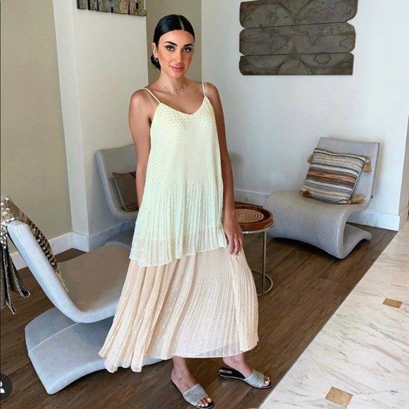 ZARA TWO TONED PLEATED FLOWY DRESS (Category: Dresses) located in Angeles City. Submitted by chic.haven (Listing ID 1370386539, Image 3). Description: x VERY SOSYAL 😍 x CAN FIT XS-SEMI MEDIUM.
