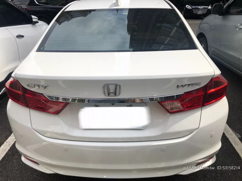 由 xuy540961358 (刊登 ID 1370441289，圖片 3) 提交，位於 高雄市 (Kaohsiung) 的 2017 Honda City 🎊 車輛流動快，請先預約看車！ (類別：汽車出售)，說明：🚗🔥 Honda City 2017款 白色 認證好車出清中 第三方認證🔥🚗 限期優惠～～～欲購從速！！！ 🎊 車輛流動快，請先預約看車！ ❌無事故 ❌無泡水 ❌無變造 ‼️ 同行／車商請勿擾，謝謝‼️ 📌【車輛基本資料】 ❃ 廠牌／型號：Honda City ❃年份：2017 ❃顏色：白色 ❃排氣量：1.5L ❃里程數：50,000 km ❃引擎燃料：汽油 ❃驅動方式：2WD 前驅 ❃乘坐人數：4門5人座 ❃售價：僅售 13 萬元！（真實開價） 🛡️【安全配備】 ✔️ 循跡系統 ✔️ 安全氣囊 ✔️ ABS防鎖死 🌟【舒適與豪華配備】 ✅ 定速系統 ✅ 衛星導航 ✅ 恆溫空調 ✅ 倒車顯影系統 🧾【車況保證】 🚫 絕非泡水車／事故車／調錶車／接合車 �