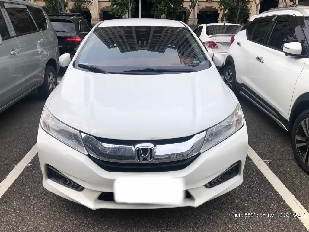 由 xuy540961358 (刊登 ID 1370441289，圖片 1) 提交，位於 高雄市 (Kaohsiung) 的 2017 Honda City 🎊 車輛流動快，請先預約看車！ (類別：汽車出售)，說明：🚗🔥 Honda City 2017款 白色 認證好車出清中 第三方認證🔥🚗 限期優惠～～～欲購從速！！！ 🎊 車輛流動快，請先預約看車！ ❌無事故 ❌無泡水 ❌無變造 ‼️ 同行／車商請勿擾，謝謝‼️ 📌【車輛基本資料】 ❃ 廠牌／型號：Honda City ❃年份：2017 ❃顏色：白色 ❃排氣量：1.5L ❃里程數：50,000 km ❃引擎燃料：汽油 ❃驅動方式：2WD 前驅 ❃乘坐人數：4門5人座 ❃售價：僅售 13 萬元！（真實開價） 🛡️【安全配備】 ✔️ 循跡系統 ✔️ 安全氣囊 ✔️ ABS防鎖死 🌟【舒適與豪華配備】 ✅ 定速系統 ✅ 衛星導航 ✅ 恆溫空調 ✅ 倒車顯影系統 🧾【車況保證】 🚫 絕非泡水車／事故車／調錶車／接合車 �