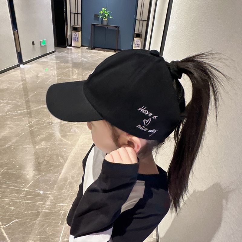 由 sea4559546 (刊登 ID 1370477522，圖片 2) 提交，位於 桃園市 (Taoyuan) 的 賣咖色。可綁高馬尾 棒球帽 女童棒球帽 字母刺繡 (類別：嬰兒及兒童流行時尚)，說明：頭圍52-55 建議6-10歲 售咖色。
