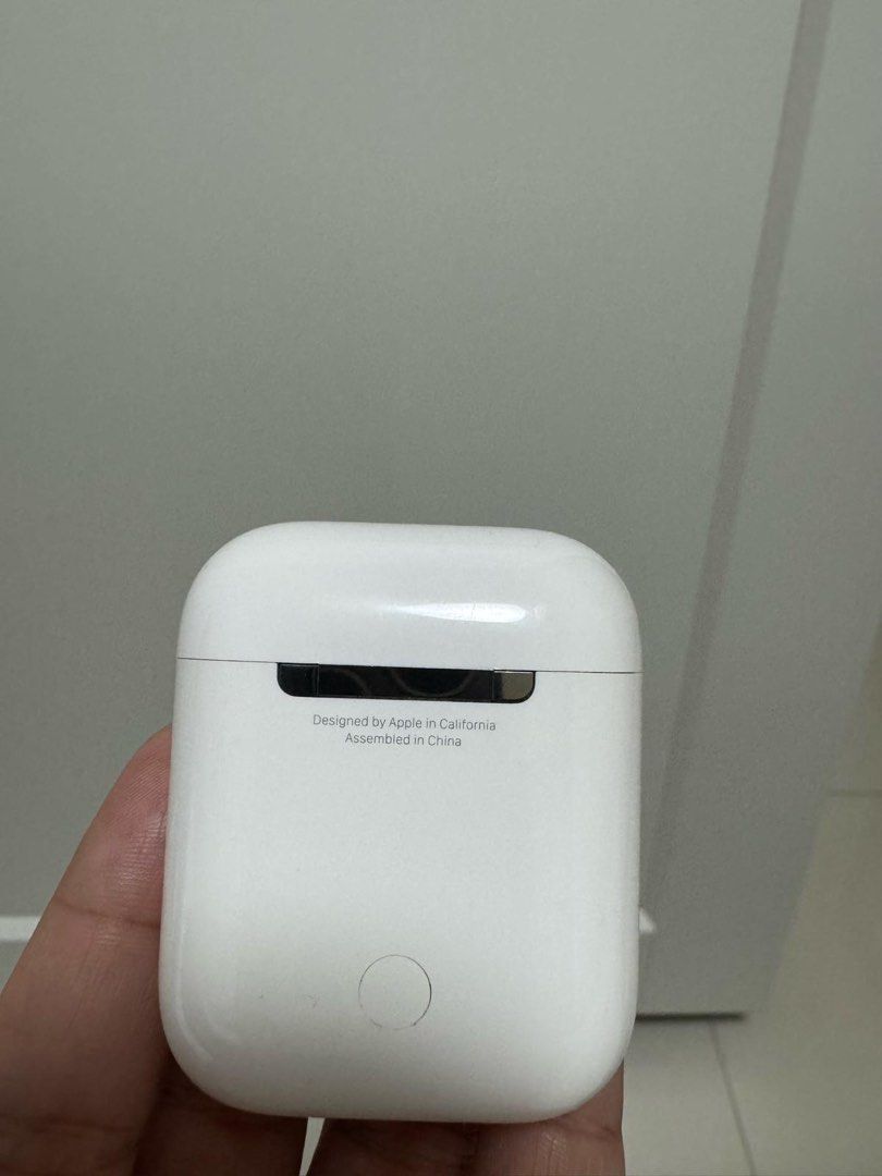 Airpods Gen 2 (Category: Earphones) located in Singapore. Submitted by emilychw93 (Listing ID 1370579997, Image 2). Description: .