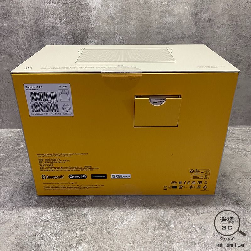 由 change12336 (刊登 ID 1370571554，圖片 3) 提交，位於 台北市 (Taipei) 的 『澄橘』B&O Beosound A5 藍牙可攜式音響 公司貨 三年保 北歐編織《全新品》A76400 (類別：Soundbar、揚聲器、藍牙喇叭、耳擴)，說明：⚠ ⚠ ⚠ 本商品為全新品 不提供租借服務 ⚠ ⚠ ⚠ 【歡迎同業長期配合】-0 Bang & Olufsen Beosound A5 藍牙可攜式音響 北歐編織 遠寛 保卡 出貨單 2028/5/15 100%新，全新未拆 100%新，全新未拆 全新未拆 本賣場商品因於店家同步銷售流通快，請於下標前先詢問是否有貨。 ( 下標後如需自取請參閱關於我中的店家資訊。) 下標後請於 3 天內完成交易，並將您的收件資料填寫於買賣留言板中。 ( 請留收件人姓名、地址、電話。) 賣場交易方式 : 到店自取、超商取貨付款、信用卡(店家使用)、輕鬆付(黑貓宅配)。 購買前如有任何問題請多利用問與答或賣場即時通，若我們未回覆您的問題