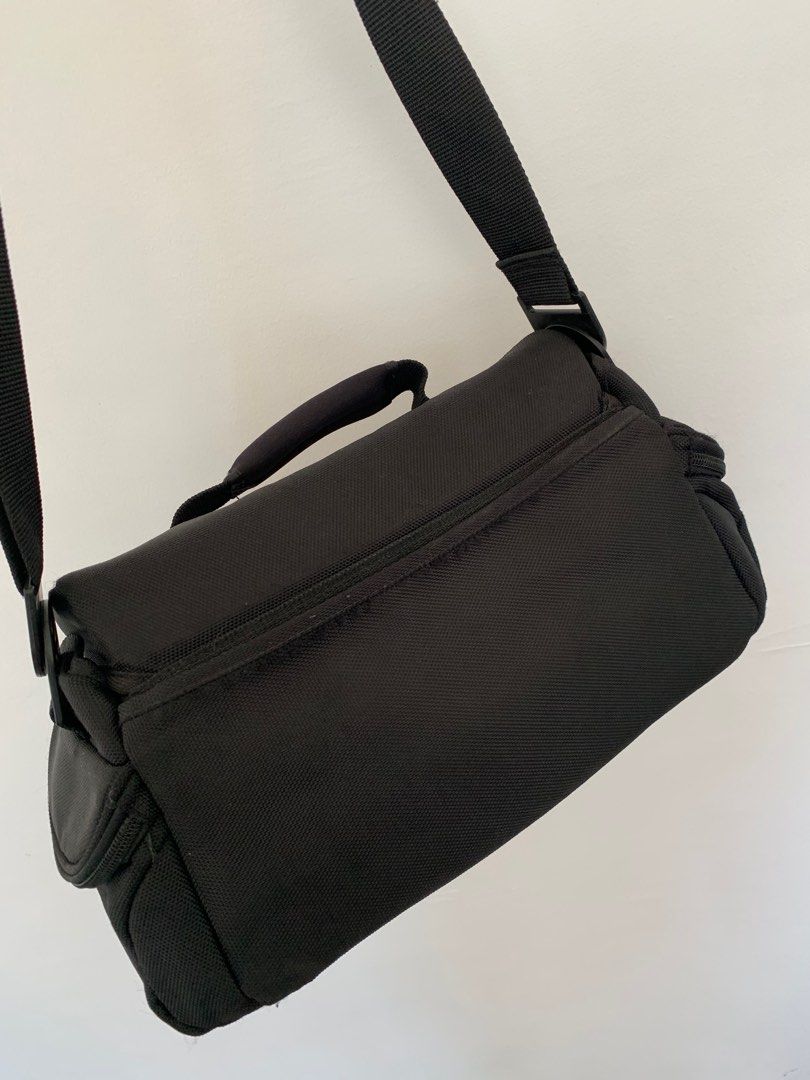 CANON Camera Bag (Category: Camera Bags & Carriers) located in Mandaluyong City. Submitted by fashionski_shoppers (Listing ID 1370574852, Image 2). Description: Canon Camera Bag Please see photos for product condition Meet up SM Light / Meycauayan Lalamove or Grab pick up : Mandaluyong or Meycauayan Delivery fee c/o buyer .