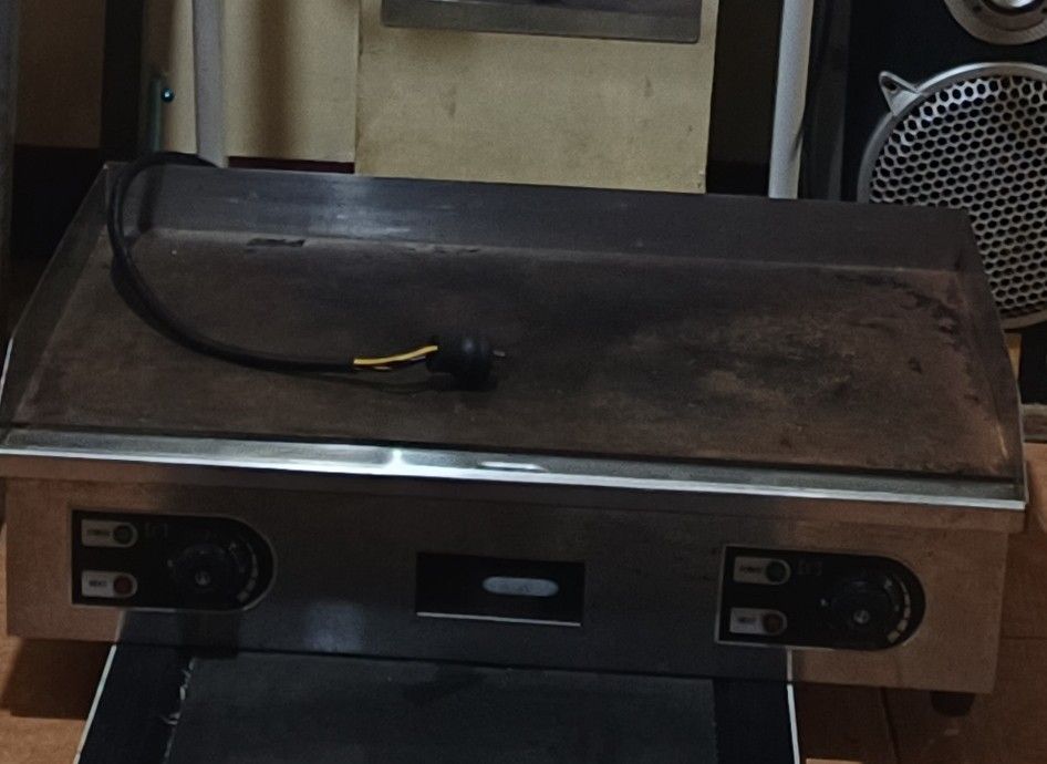 Commercial heavy duty griddle (Category: Cookware & Accessories) located in Manila. Submitted by rhoze76 (Listing ID 1370507214, Image 1). Description: wala lang sigang oil filter sa gitna nawala sahuran nyo nalng khit ano kau nangawa paraan. mahal brandnew nyan. fix price super mura na yan.