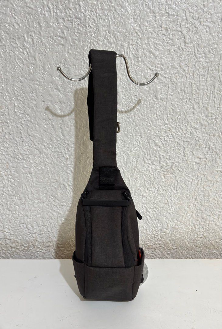 Elecom Off Toco Camera Bodybag (Category: Camera Bags & Carriers) located in Paranaque City. Submitted by dalle_closet (Listing ID 1370495562, Image 1). Description: Slightly used Ganda nito Perfect lang ito for mirrorless/digicam Hindi po kasya ang dslr.