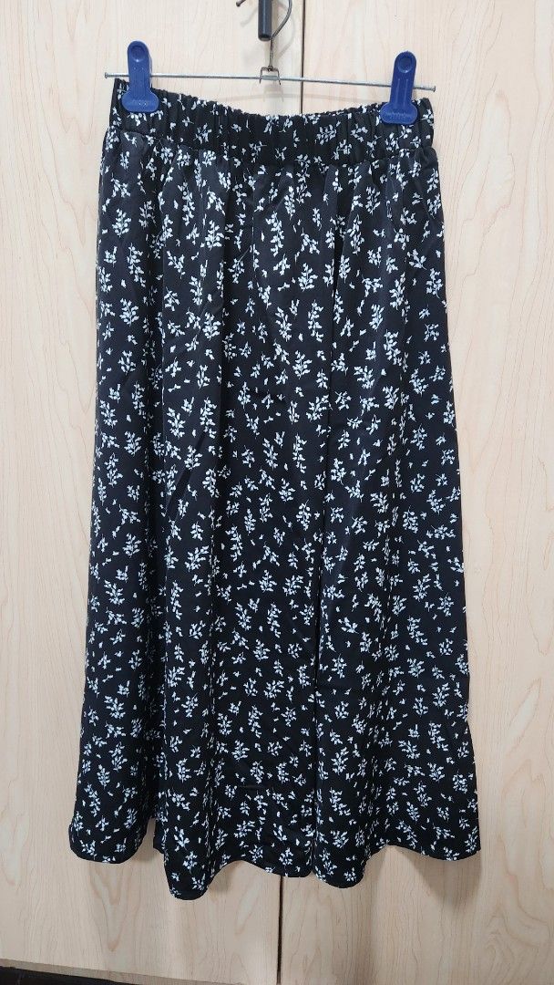 Floral skirt (Category: Skirts) located in Manila. Submitted by mae_o (Listing ID 1370564207, Image 1). Description: length 77 cm waist 60-92 cm hips 129cm.