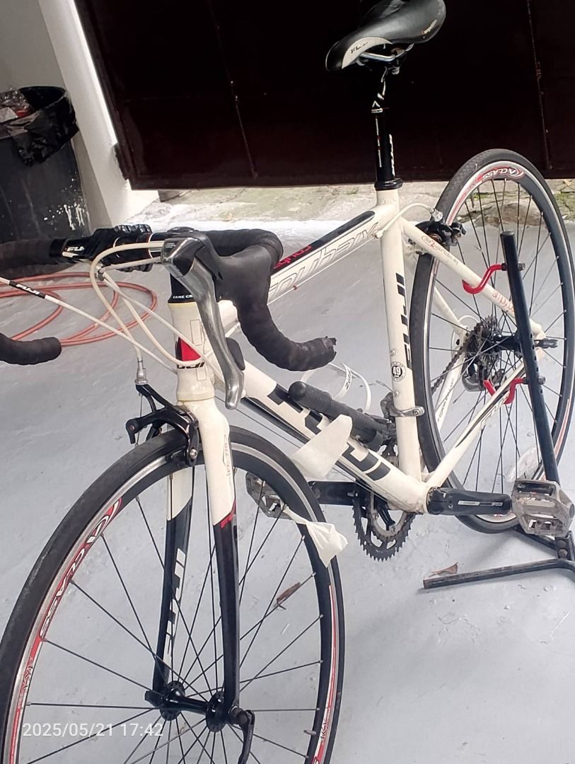 FUJI Roubaix 2.0 Road Bike (Category: Bicycles) located in Quezon City. Submitted by momglai (Listing ID 1370477332, Image 2). Description: FUJI Roubaix 2.0 Road Bike Well maintained. Kindly see posted pictures for reference. RFS: No time for biking. .