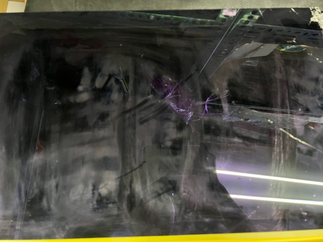 由 balloon5200316 (刊登 ID 1370585442，圖片 2) 提交，位於 高雄市 (Kaohsiung) 的 Imac 2013 (類別：電腦)，說明：功能正常 膠條軟化螢幕掉下來破掉 但剛剛螢幕摔下來破掉。