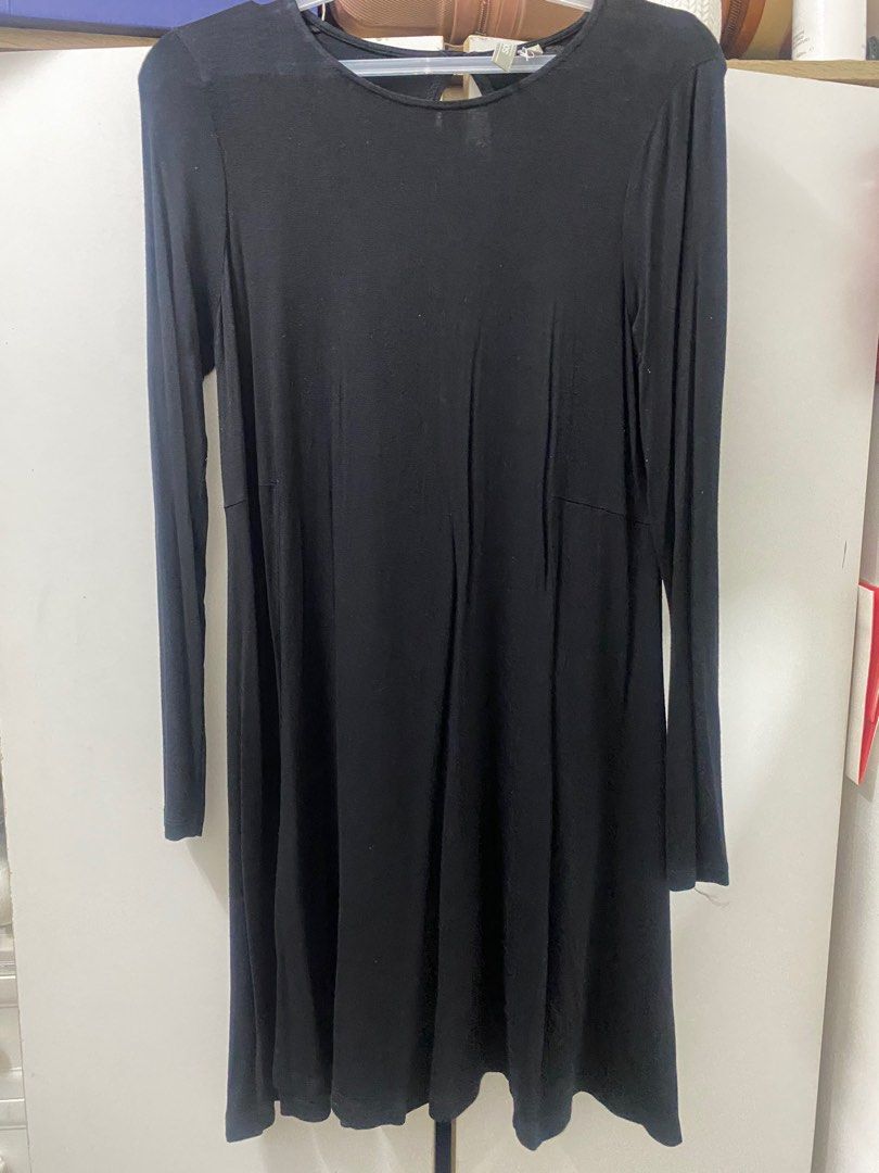 long sleeve dress black (Category: Dresses) located in Muntinlupa City. Submitted by Jessa (Listing ID 1370490166, Image 1). Description: strechable nice actual.
