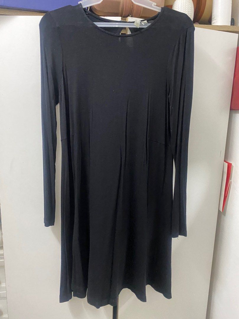 long sleeve dress black (Category: Dresses) located in Muntinlupa City. Submitted by Jessa (Listing ID 1370490166, Image 2). Description: strechable nice actual.