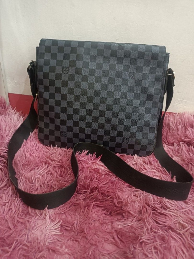 Lv messenger bag s (Category: Luxury Bags & Wallets) located in Davao. Submitted by analiedazo07211 (Listing ID 1370542254, Image 2). Description: lv messenger bags.