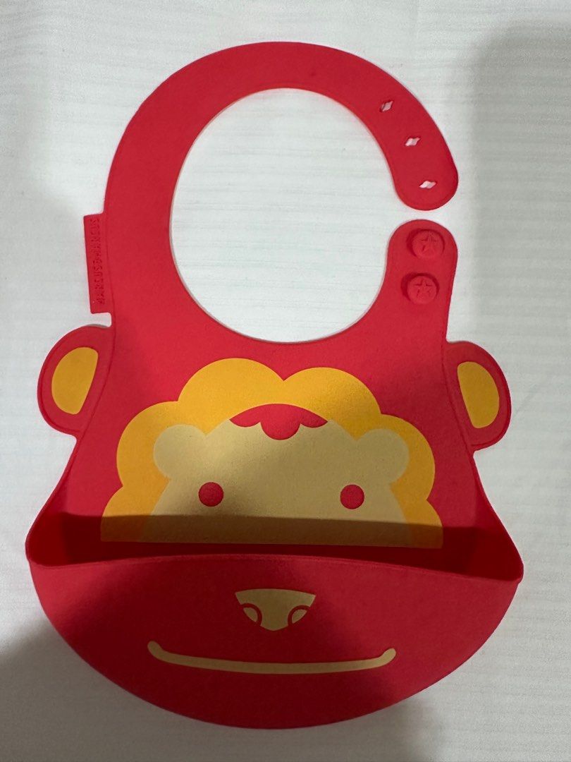 Marcus & Marcus Wide Coverage Silicone Bib (Category: Weaning & Toddler Feeding) located in Quezon City. Submitted by skbmom (Listing ID 1370585646, Image 2). Description: Marcus & Marcus Wide Coverage Silicone Bib Was P799.