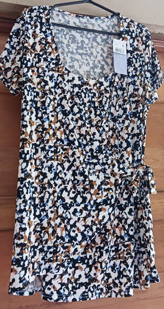 Motherhood Maternity Nursing Blouse (Category: Maternity wear) located in Manila. Submitted by karlaangel32149 (Listing ID 1370487145, Image 2). Description: Motherhood Maternity Nursing Blouse Size Small BNWT Pics 6 to 8 for ww reference (ctto) PM for queries.