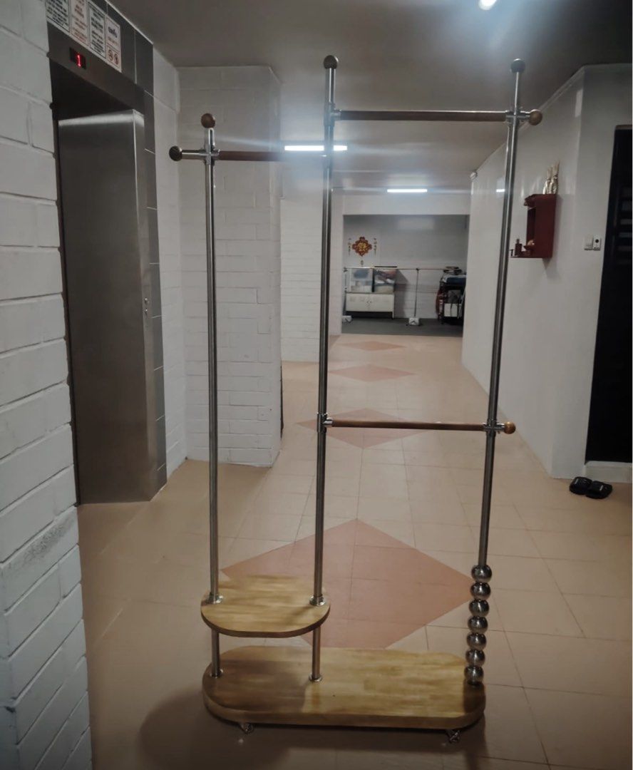 Portable clothes hanger
