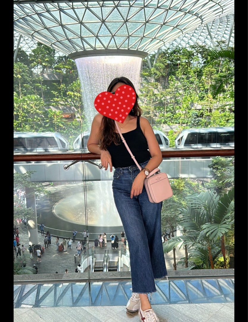 Preloved Kate Spade daisy vanity crossbody bag (Category: Cross-body Bags) located in Mandaluyong City. Submitted by declutterbylyzeey (Listing ID 1370613614, Image 3). Description: .