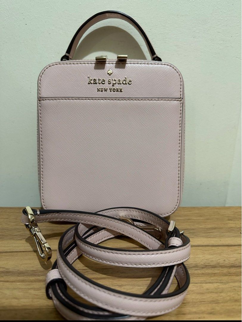 Preloved Kate Spade daisy vanity crossbody bag (Category: Cross-body Bags) located in Mandaluyong City. Submitted by declutterbylyzeey (Listing ID 1370613614, Image 1). Description: .