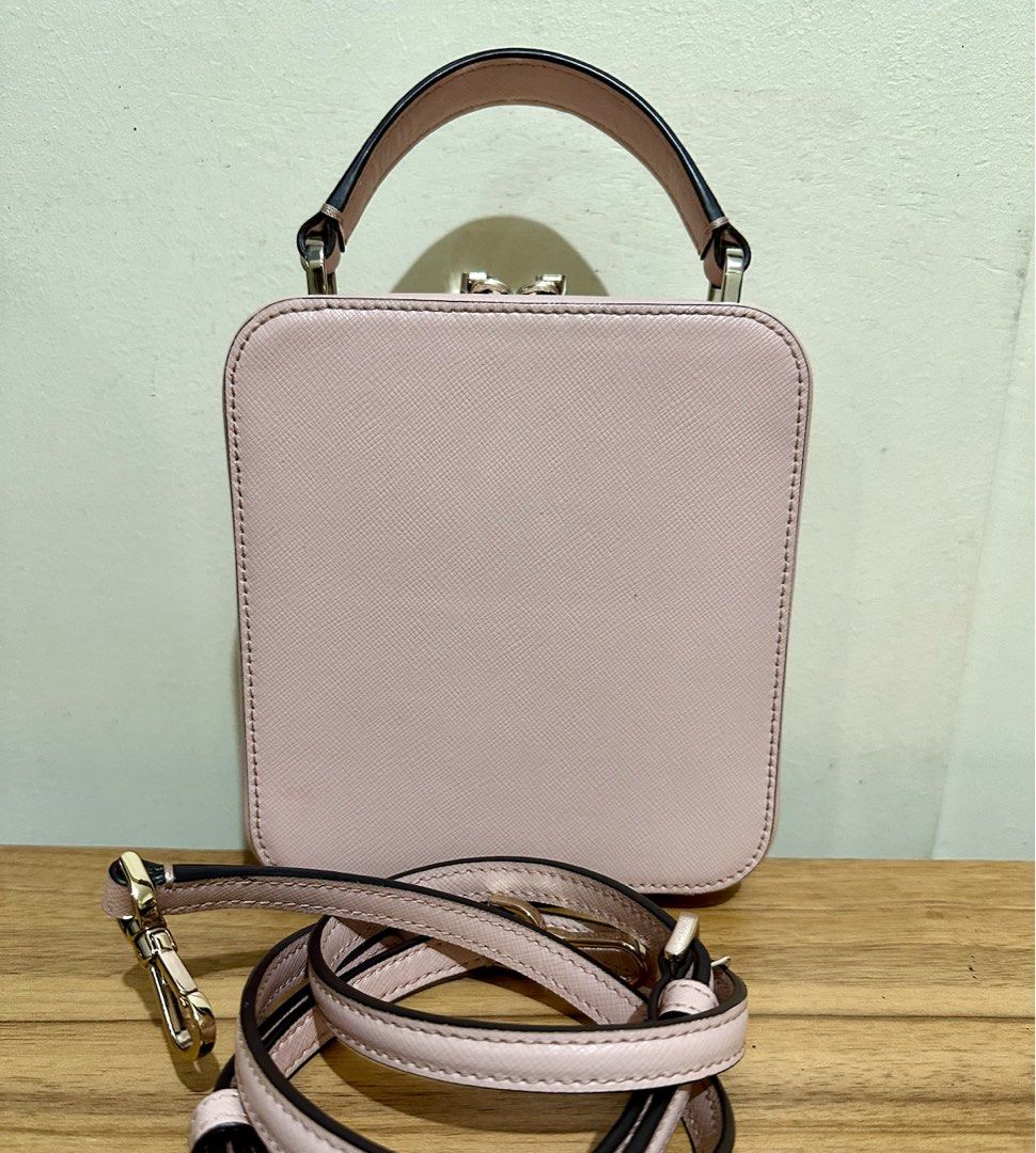 Preloved Kate Spade daisy vanity crossbody bag (Category: Cross-body Bags) located in Mandaluyong City. Submitted by declutterbylyzeey (Listing ID 1370613614, Image 2). Description: .