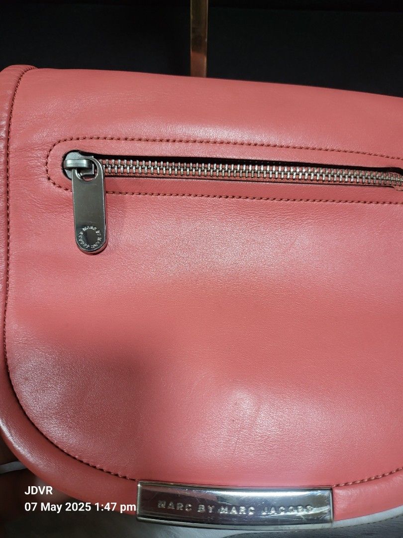 Preloved original Bag (Category: Luxury Bags & Wallets) located in Pasig City. Submitted by iba_by_jane (Listing ID 1370442077, Image 2). Description: Preloved original with Minimal Signs of Wear pm for more pictures.