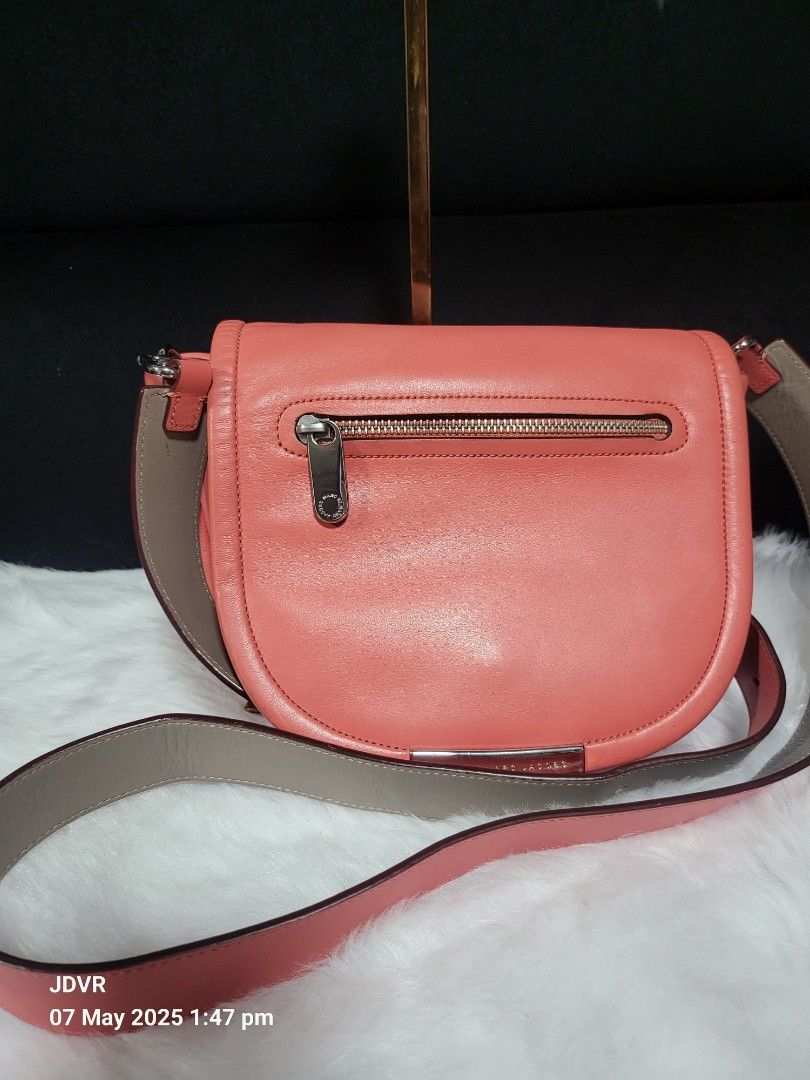 Preloved original Bag (Category: Luxury Bags & Wallets) located in Pasig City. Submitted by iba_by_jane (Listing ID 1370442077, Image 1). Description: Preloved original with Minimal Signs of Wear pm for more pictures.