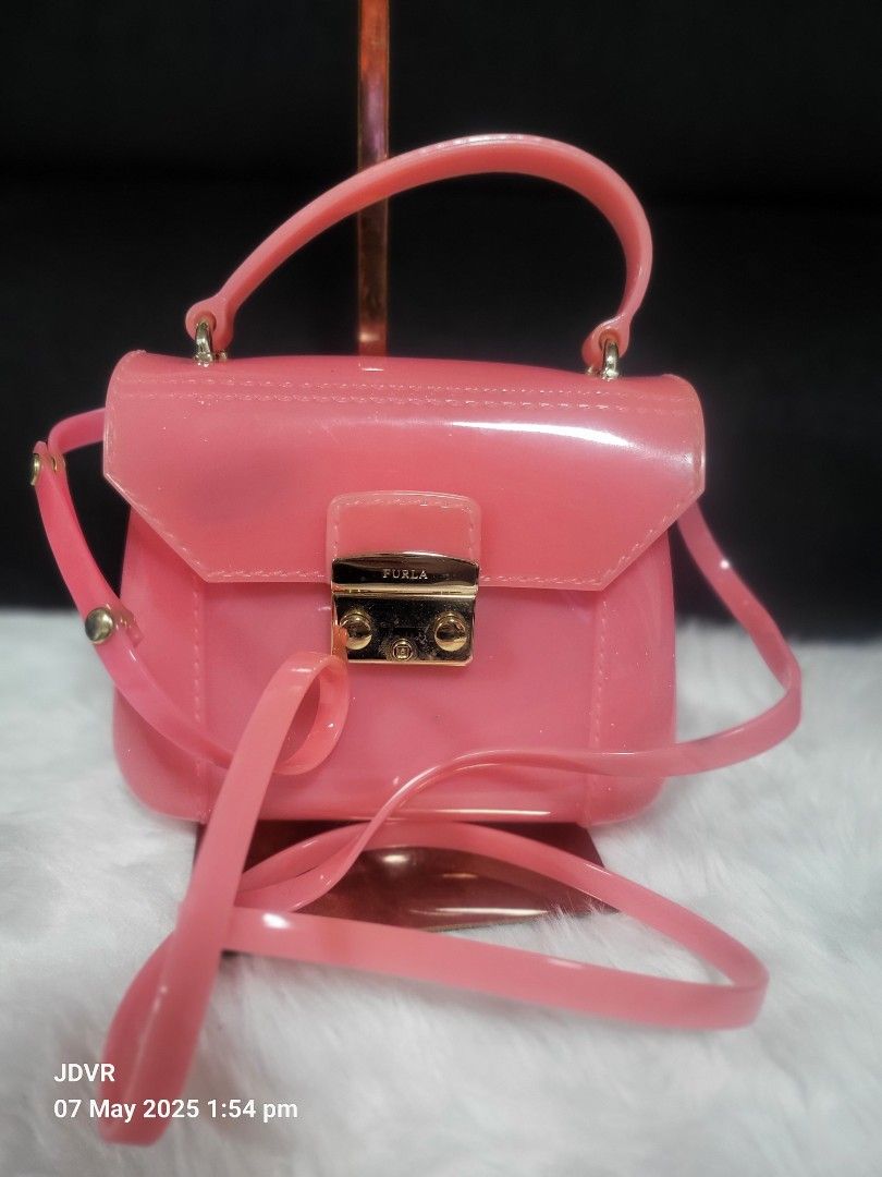 Preloved original Bag (Category: Luxury Bags & Wallets) located in Pasig City. Submitted by iba_by_jane (Listing ID 1370442460, Image 1). Description: Preloved Original with signs of used with color transfer at the back pm for more pictures.