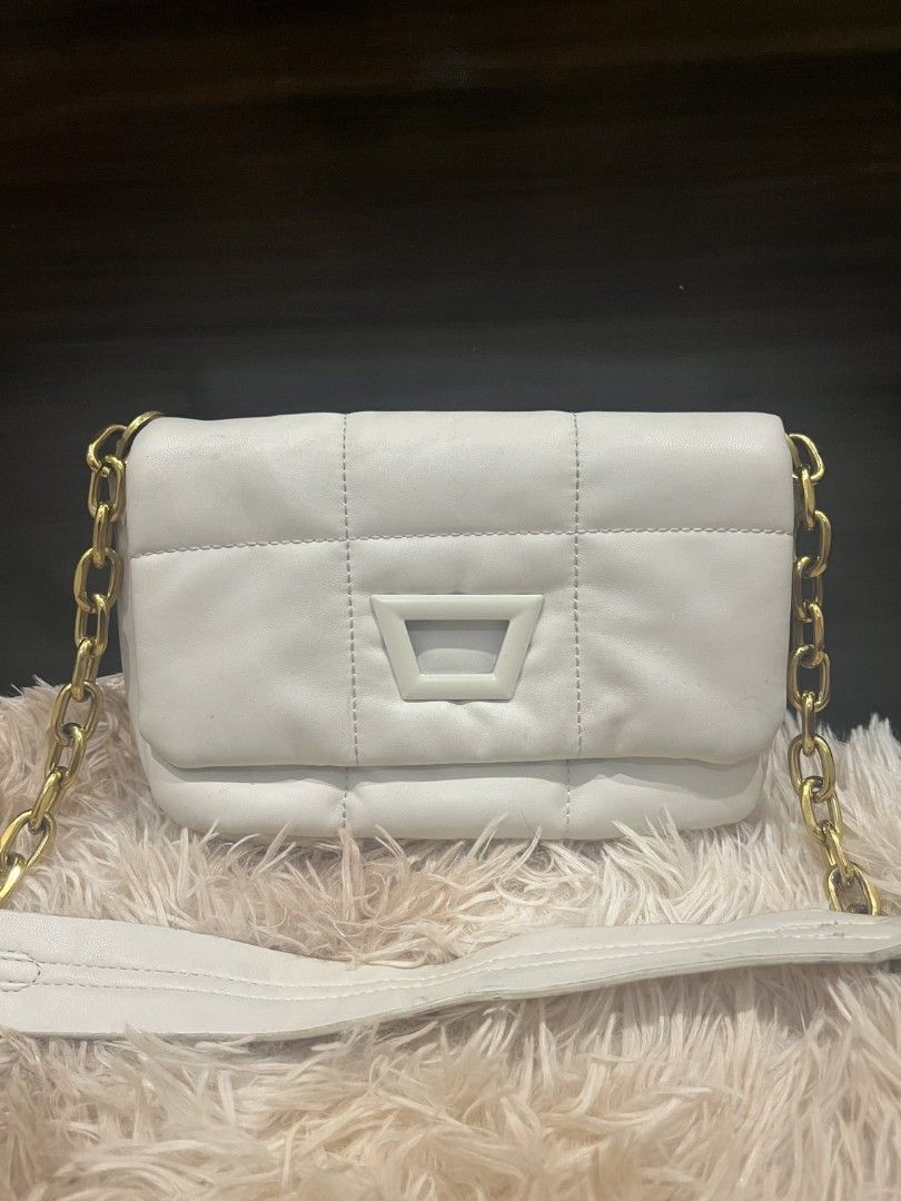 Preloved Zara Small Shoulder Bag (Category: Shoulder Bags) located in Lipa City. Submitted by stellar_things (Listing ID 1370596582, Image 1). Description: 8/10.