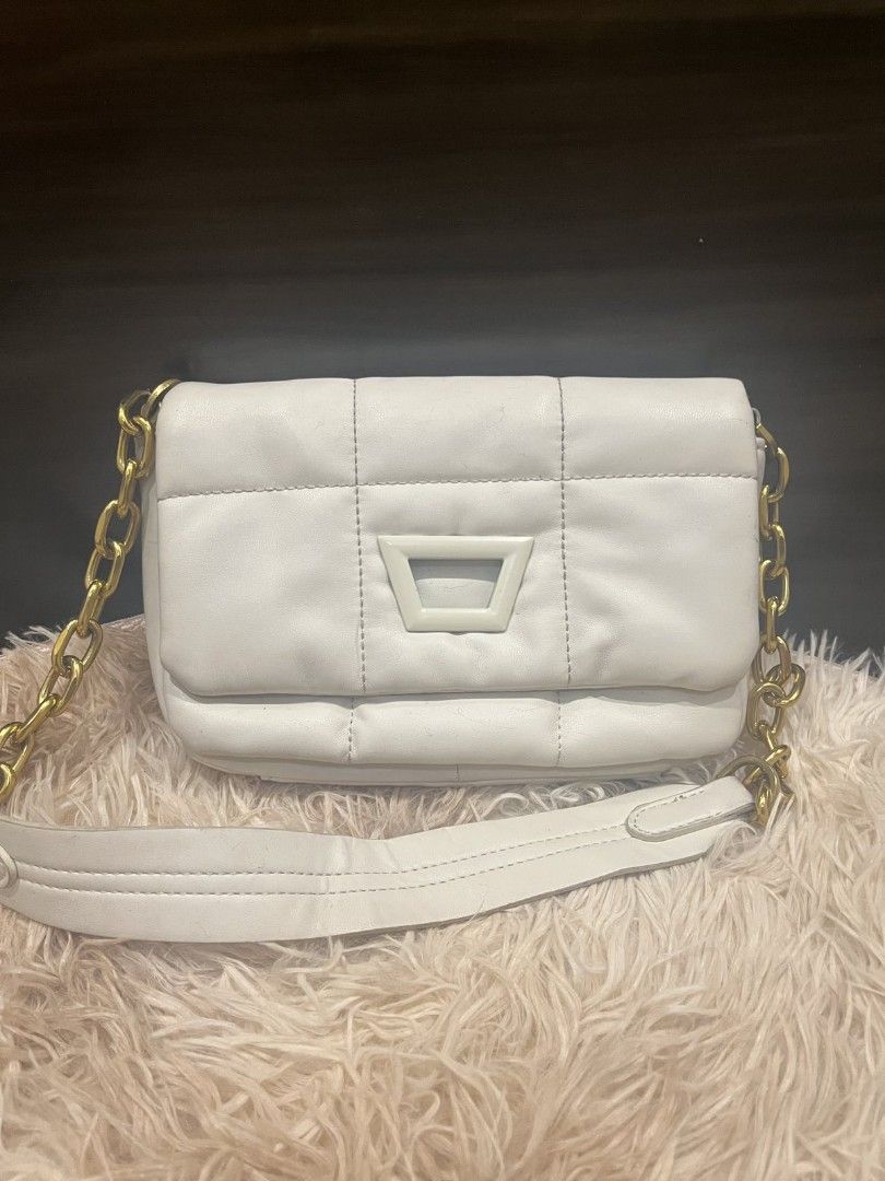 Preloved Zara Small Shoulder Bag (Category: Shoulder Bags) located in Lipa City. Submitted by stellar_things (Listing ID 1370596582, Image 2). Description: 8/10.