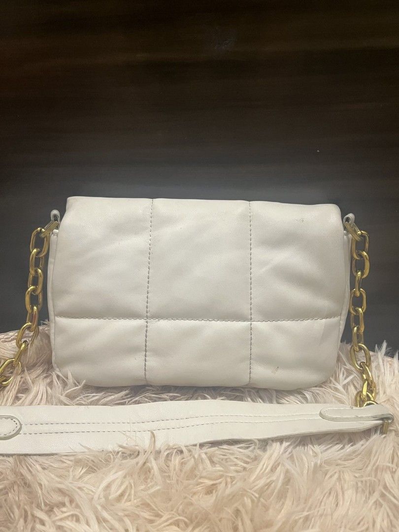 Preloved Zara Small Shoulder Bag (Category: Shoulder Bags) located in Lipa City. Submitted by stellar_things (Listing ID 1370596582, Image 3). Description: 8/10.