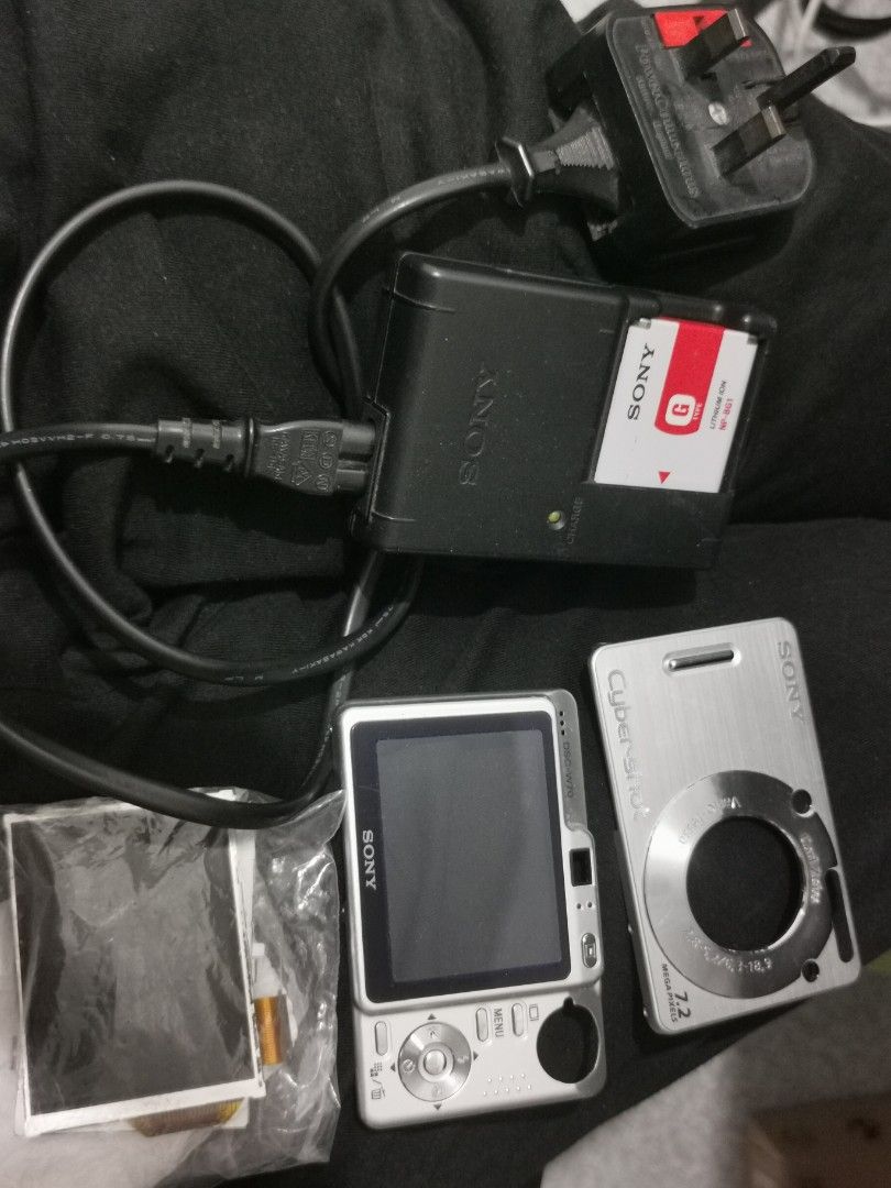 Sony DSC-W70 (Category: Cameras) located in Angeles City. Submitted by gonzalesmi33266 (Listing ID 1370611457, Image 2). Description: Parts out LCD working Yan Case front and back Charger Battery Original Lahat ng pyesa Reason for selling. Working sya tinry ko I clean Yung lens dko na Alam ibalik hahaha..
