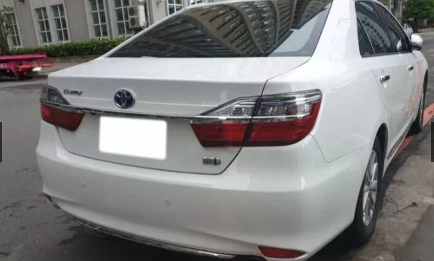 由 kai890710 (刊登 ID 1370487360，圖片 3) 提交，位於 桃園市 (Taoyuan) 的 Toyota Camry Hybrid 2018款 白色 (類別：汽車出售)，說明：🔺Toyota Camry Hybrid 2018款 白色 💥7萬公里 💥2018年 💥排氣量2.5L 💥白色 💥4門5座 💥油電混合 💥自排 💥2WD 專業鑑定🔺🔺合格認證 🔺🔺檢定報告一覽無遺🔺🔺 ❌泡水車❌事故車❌兇車❌接合車 【絕對可配合萊因鑑定】 設有退車機制，只要車況與認證表不符，退車並全額退費!!! 【最具公信力第三方認證車/優選車況】 想要便宜又具法律效益認證的中古車， 所有車款不怕你問，就怕你找錯人。 【消費找上游，帶你成為聰明的購車消費者！！！】 ⏰週一至週日上午10:30-晚上17:30 專 員:小羽 0909629537 (可私訊) Ｌｉｎｅ：kai890710 (若無回應可能是休假中或暫時無法回復訊息，若看到訊息會盡量回復，敬請見諒!)