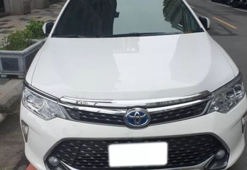 由 kai890710 (刊登 ID 1370487360，圖片 2) 提交，位於 桃園市 (Taoyuan) 的 Toyota Camry Hybrid 2018款 白色 (類別：汽車出售)，說明：🔺Toyota Camry Hybrid 2018款 白色 💥7萬公里 💥2018年 💥排氣量2.5L 💥白色 💥4門5座 💥油電混合 💥自排 💥2WD 專業鑑定🔺🔺合格認證 🔺🔺檢定報告一覽無遺🔺🔺 ❌泡水車❌事故車❌兇車❌接合車 【絕對可配合萊因鑑定】 設有退車機制，只要車況與認證表不符，退車並全額退費!!! 【最具公信力第三方認證車/優選車況】 想要便宜又具法律效益認證的中古車， 所有車款不怕你問，就怕你找錯人。 【消費找上游，帶你成為聰明的購車消費者！！！】 ⏰週一至週日上午10:30-晚上17:30 專 員:小羽 0909629537 (可私訊) Ｌｉｎｅ：kai890710 (若無回應可能是休假中或暫時無法回復訊息，若看到訊息會盡量回復，敬請見諒!)
