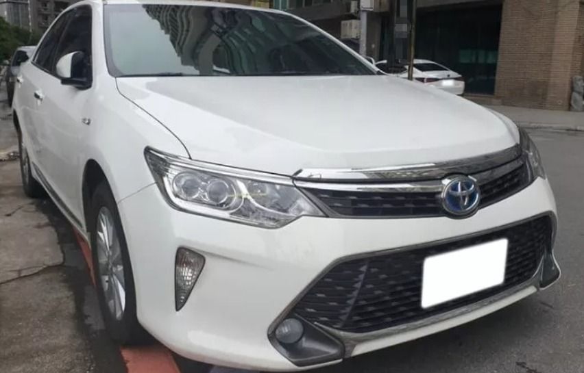 由 kai890710 (刊登 ID 1370487360，圖片 1) 提交，位於 桃園市 (Taoyuan) 的 Toyota Camry Hybrid 2018款 白色 (類別：汽車出售)，說明：🔺Toyota Camry Hybrid 2018款 白色 💥7萬公里 💥2018年 💥排氣量2.5L 💥白色 💥4門5座 💥油電混合 💥自排 💥2WD 專業鑑定🔺🔺合格認證 🔺🔺檢定報告一覽無遺🔺🔺 ❌泡水車❌事故車❌兇車❌接合車 【絕對可配合萊因鑑定】 設有退車機制，只要車況與認證表不符，退車並全額退費!!! 【最具公信力第三方認證車/優選車況】 想要便宜又具法律效益認證的中古車， 所有車款不怕你問，就怕你找錯人。 【消費找上游，帶你成為聰明的購車消費者！！！】 ⏰週一至週日上午10:30-晚上17:30 專 員:小羽 0909629537 (可私訊) Ｌｉｎｅ：kai890710 (若無回應可能是休假中或暫時無法回復訊息，若看到訊息會盡量回復，敬請見諒!)