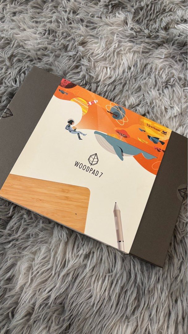 由 shika_store (刊登 ID 1370535703，圖片 2) 提交，位於 新北市 (New Taipei) 的 ViewSonic 優派 New WoodPad7 竹質繪圖板 (類別：電腦周邊產品)，說明：WoodPad7 竹質繪圖板,幾乎全新 非常少用到，盒裝完整 雙北可面交 簡約風格設計，結合天然材質製造，幫助您在使用時匯聚更多靈感。繪圖平板是設計藝術作品不可或缺的主要工具，Woodpad簡約精美的外型能帶給您更多的想像力。。