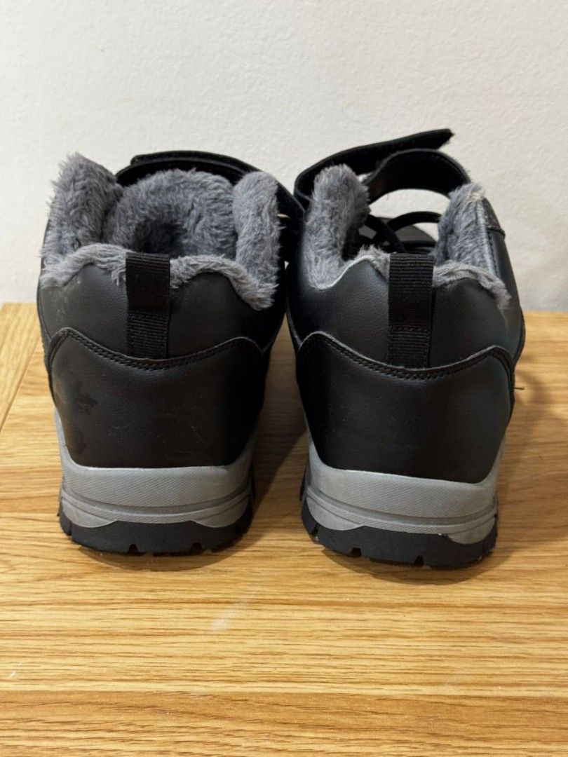 Winter boot (Category: Boots) located in Semenyih. Submitted by fadzz_karim (Listing ID 1370582921, Image 3). Description: Worn for a few days only (January trip to Korea). Clean, no defect, still looks new..