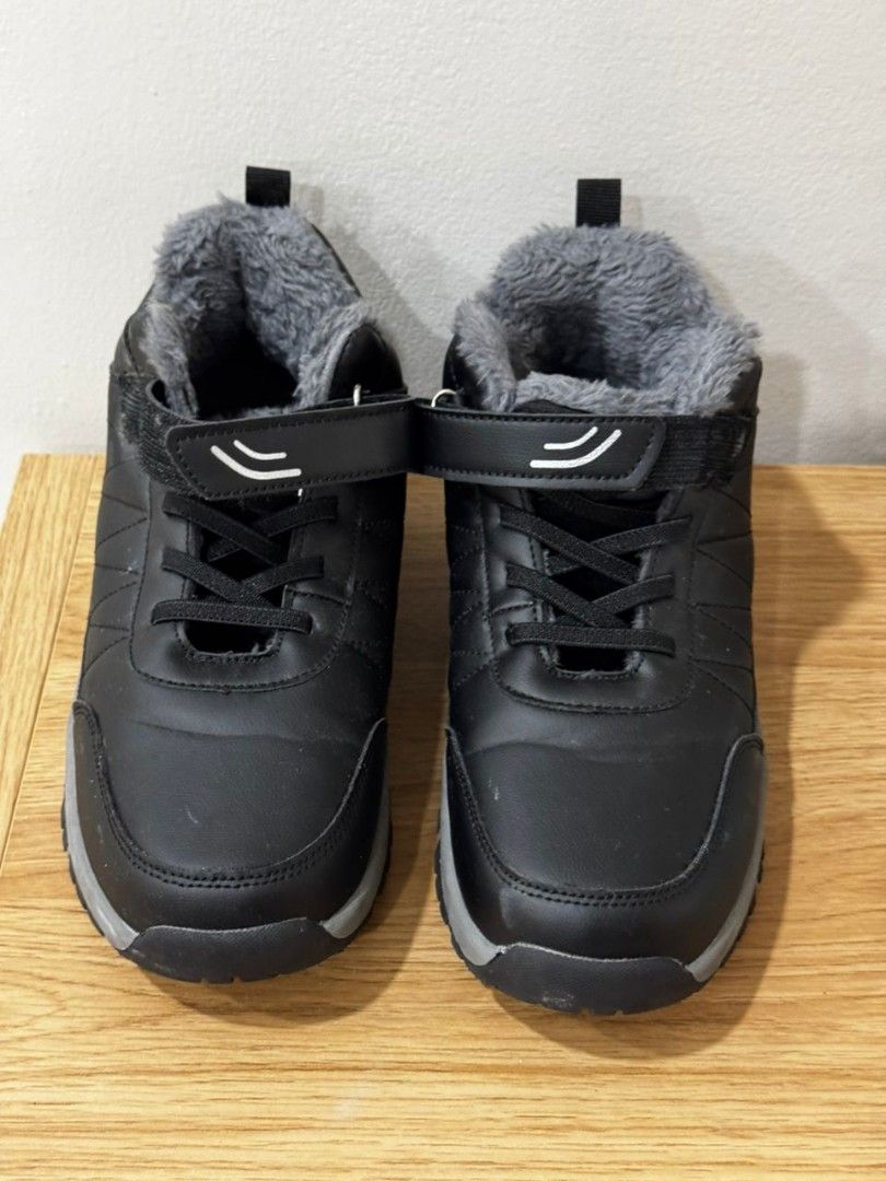 Winter boot (Category: Boots) located in Semenyih. Submitted by fadzz_karim (Listing ID 1370582921, Image 2). Description: Worn for a few days only (January trip to Korea). Clean, no defect, still looks new..