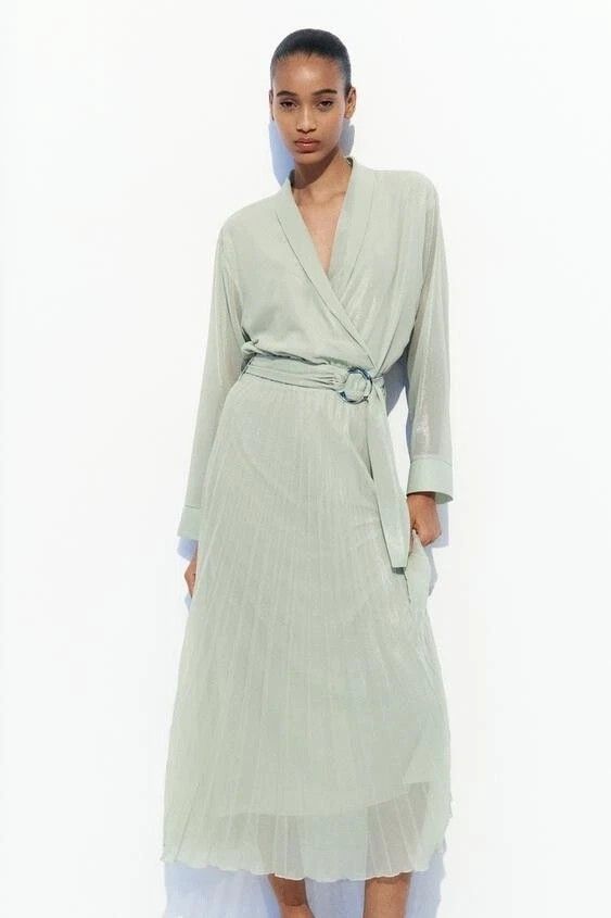 Zara Pleated Foil Dress (Category: Dresses) located in Quezon City. Submitted by lumaco.ph (Listing ID 1370502778, Image 1). Description: For Rent 3 day rent only Additional 150/day Never used (fitted only) S US 4 Refundable deposit 700 For Sale 1,500.