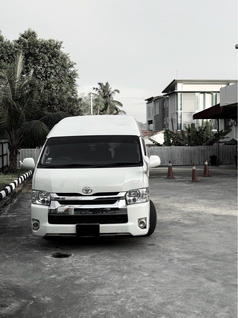 13 seater Toyota Highroof62886405792643112