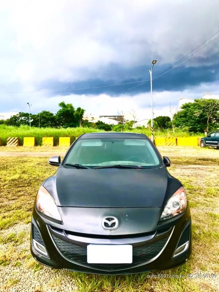 由 xuy540961358 (刊登 ID 1370635457，圖片 1) 提交，位於 高雄市 (Kaohsiung) 的 2010 Mazda 3 🎊 車輛流動快，請先預約看車！ (類別：汽車出售)，說明：🚗 🔥 Mazda 3 2010款 灰色 認證好車出清中 第三方認證 🔥 🚗 限期優惠～～～欲購從速！！！ 🎊 車輛流動快，請先預約看車！ ❌ 無事故 ❌ 無泡水 ❌ 無變造 ‼️ 同行／車商請勿擾，謝謝‼️ 📌 【車輛基本資料】 ❃ 廠牌／型號：Mazda 3 ❃年份：2010 ❃顏色：灰色 ❃排氣量：2.0L ❃里程數：120,000 km ❃引擎燃料：汽油 ❃驅動方式：2WD 前驅 ❃乘坐人數：4門5人座 ❃售價：僅售 8 萬元！（真實開價） 🛡️ 【安全配備】 ✔️ 兒童安全椅固定裝置 ✔️ 煞車輔助系統 ✔️ 防盜系統 ✔️ 安全氣囊 ✔️ 中控鎖 ✔️ ABS防鎖死 🌟 【舒適與豪華配備】 ✅ 定速系統 ✅ 多功能方向盤 ✅ 恆溫空調 ✅ 倒車雷達 ✅