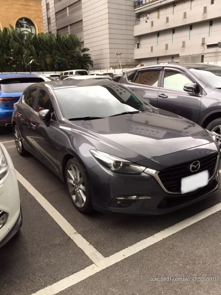 由 xuy540961358 (刊登 ID 1370630848，圖片 3) 提交，位於 高雄市 (Kaohsiung) 的 2017 Mazda 3 🎊 車輛流動快，請先預約看車！ (類別：汽車出售)，說明：🚗🔥 Mazda 3 2017款 灰色 🔥🚗 限期優惠～～～欲購從速！！！ 🎊 車輛流動快，請先預約看車！ ❌無事故 ❌無泡水 ❌無變造 ‼️ 同行／車商請勿擾，謝謝‼️ 📌【車輛基本資料】 ❃ 廠牌／型號：Mazda 3 ❃年份：2017 ❃顏色：灰色 ❃排氣量：2.0L ❃里程數：50,000 km ❃引擎燃料：汽油 ❃驅動方式：2WD 前驅 ❃乘坐人數：5門5人座 ❃售價：僅售 20 萬元！（真實開價） 🛡️【安全配備】 ✔️ 胎壓偵測 ✔️ 循跡系統 ✔️ Keyless免匙系統 ✔️ 兒童安全椅固定裝置 ✔️ 煞車輔助系統 ✔️ 防盜系統 ✔️ 安全氣囊 ✔️ 中控鎖 ✔️ 動態穩定系統 ✔️ ABS防鎖死 🌟【舒適與豪華配備】 ✅ 定速系統 ✅ 衛星導