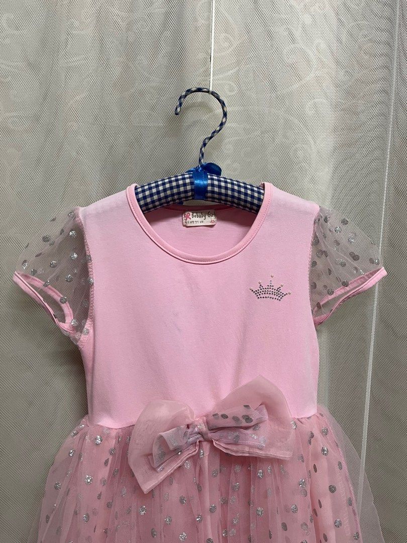 由 fifi_house. (刊登 ID 1370749323，圖片 3) 提交，位於 台中市 (Taichung) 的 童裝 Bebaby Girls 亮片點點網紗裙 蓬蓬公主裙小洋裝 連衣裙 13號 (類別：嬰兒及兒童流行時尚)，說明：✔13號 平量尺寸~肩寬: 27 胸圍: 28 全長: 64 (誤差1~3cm) ✔2層網紗+1層內裡。前面有染色/泛黃處(圖4) ❤️二手商品大多有正常使用痕跡，故便宜出清。完美主義者請勿下標⛔️ ❤️購買前請先確認尺寸，以免造成不便，售出不退! 謝謝~。